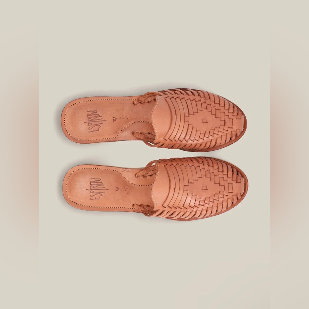 Espiritu Sol Slip Ons size 10
